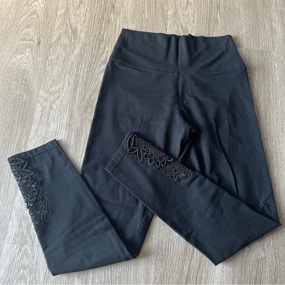MOVING SALE 📦 aerie ankle cotton lace bottom leggings Medium Black